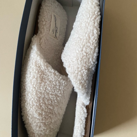 New in box Sherpa fuzzy slip on flats size 7.5 universal thread - Picture 7 of 7